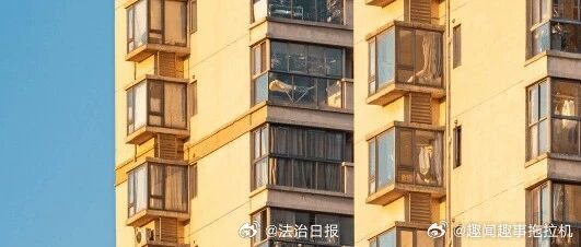 全款买房空置6年，查房时发现已被陌生人装修入住4年。这种叙事最硬核的地方，不在于开发商“一房二卖”的贪婪，而在于它彻底暴露了商业信用在底层逻辑上的苍白。
当万某拿着2015年的购房合同，面对方某那张倒签至2013年的假协议时，这种博弈折射出的，是一种对契约精神的极致漠视。真正的硬实力，不是 ​