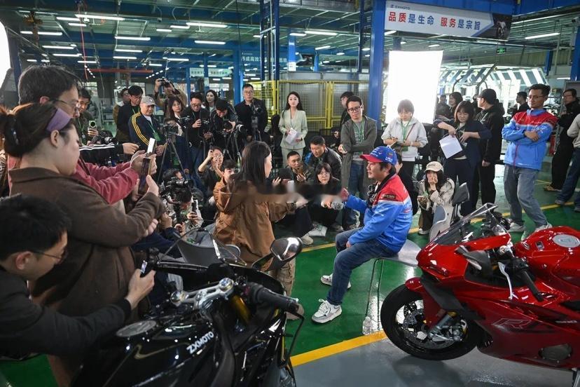 一家2025年亏损2278万元的公司，老板刚在戈壁滩上跑完2500公里。记者问他带薪休假爽不爽，他回了一句：“我是发钱的那个”。
这话当天就刷了屏。很多人当笑话听，我翻了翻公司的账，笑不出来。
张雪机车全年研发投入6958万元，给普工开的底薪却是5400元，包吃包住，五天八小时，加班得员工自己申请，五 ​