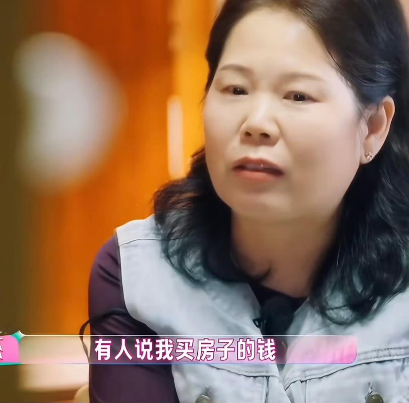 奥运冠军张家齐妈妈在综艺《我家那闺女2026》出面回应买房争议🔥
 
肖英杰在节目中表示，家里买房的资金，来自夫妻俩多年积蓄加上向自家父亲借的钱，全程没有动用女儿张家齐的收入。
 
本以为这番澄清能平息讨论，没想到网友看完疑问反而更多了。不少网友关注到，夫妻二人长期没