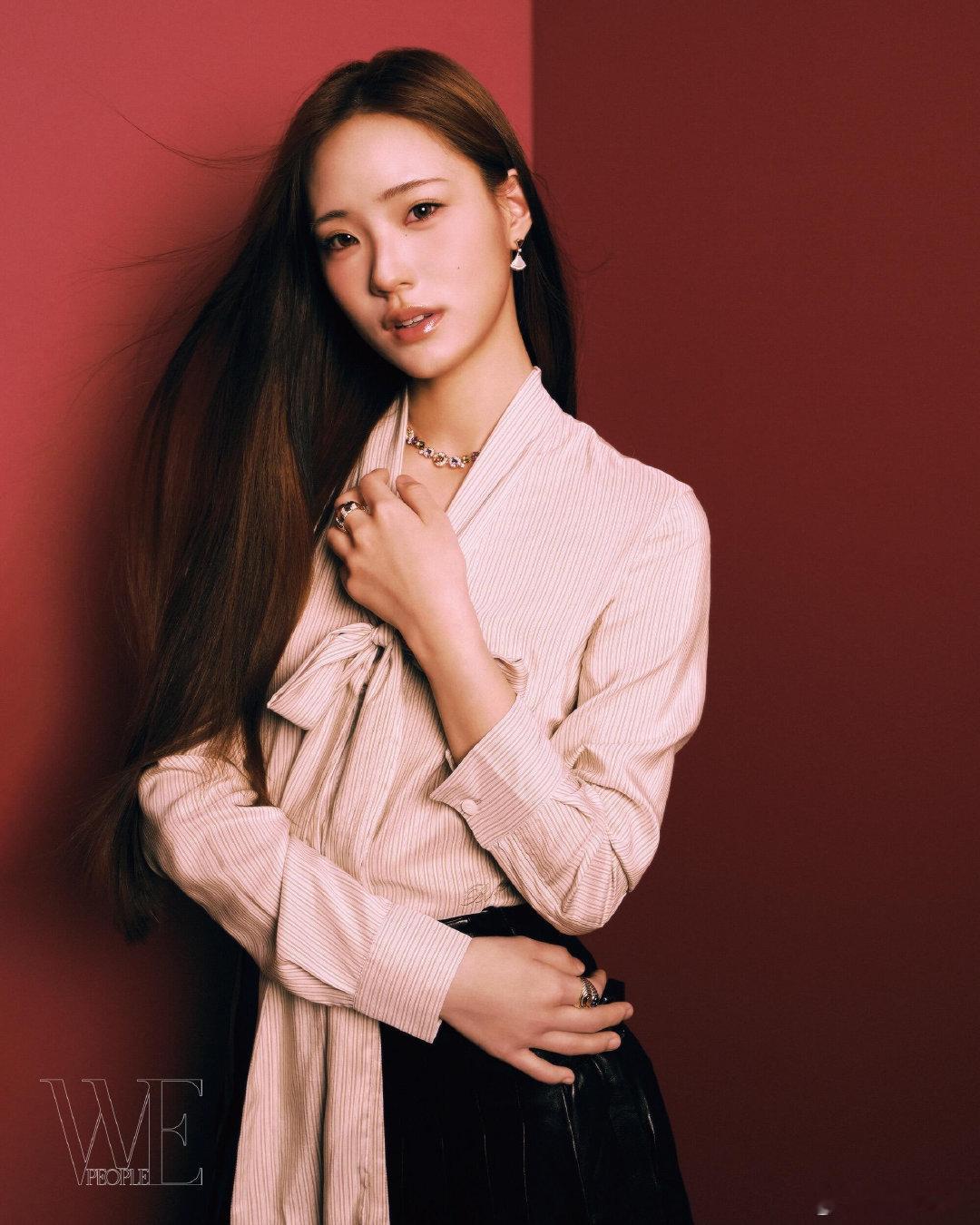 #小s女儿新杂志大片#小S女儿Lily许韶恩新封面释出，不知道妈妈小s有没有教女儿摆pose呢？[笑cry]时尚表现力真不错👏🏻 ​