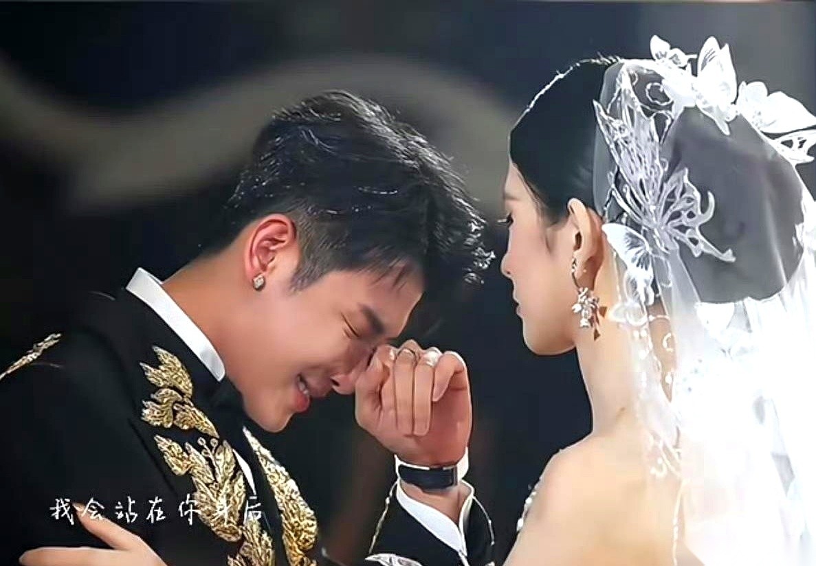 千万网红梅尼耶在直播里当众调侃妻子黄婉均“身上都是添加剂”，直接让满屏网友吐槽他情商太低，两人多年经营的恩爱形象也跟着碎了一地。评论区之所以反应这么大，不单是因为一句嘴碎，而是黄婉均身上那些被他随口取笑的痕迹，背后全是一个女人冒着健康风险咬牙换来的代价。
黄婉均本身是名医美博主，此前就公开承认过自己