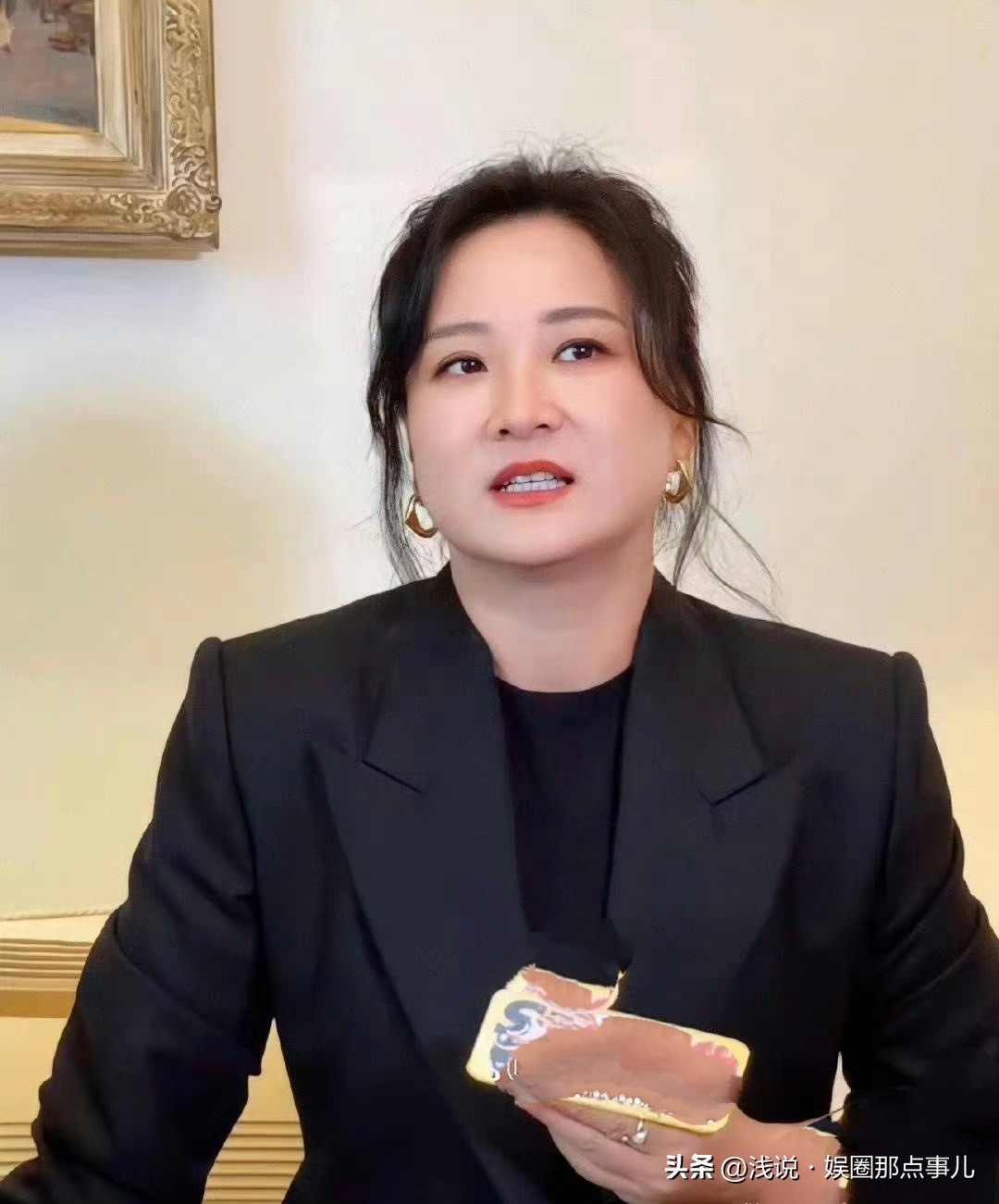 现在的贾玲，越来越有一股高攀不起的气质了[爱慕]
以后不能再叫人家“幽默女神”了，该称呼一声贾总了[赞]