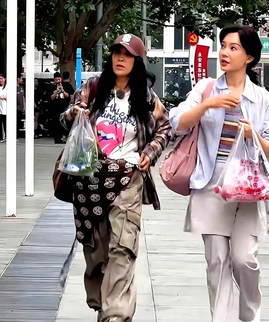 那英和陈数出去逛街被网友拍到了，两人都素颜出行，58岁的那英和48岁的陈数就相差10岁那英穿衣风格很迥仪，虽然是名牌穿出土的感觉，看起来跟大妈一样，陈数穿的衣服感觉很时尚洋气，跟少女一样。这会穿衣服与不会穿衣服的区别太明显了！ ​​​