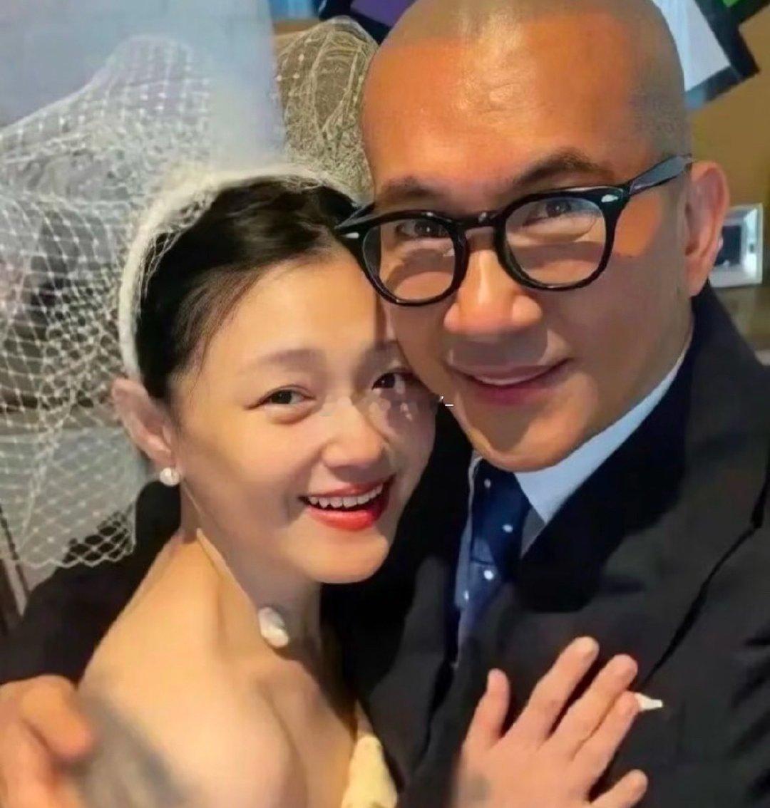 #小S曝许雅钧组织与具俊晔家庭聚餐#
小S采访透露，大S离开之后，许雅钧主动牵头组织家庭饭局。担心具俊晔孤身一人陷入悲伤，定期一家人相聚吃饭抱团取暖，看着他慢慢走出低谷，不少网友感慨家庭相处格局。 ​