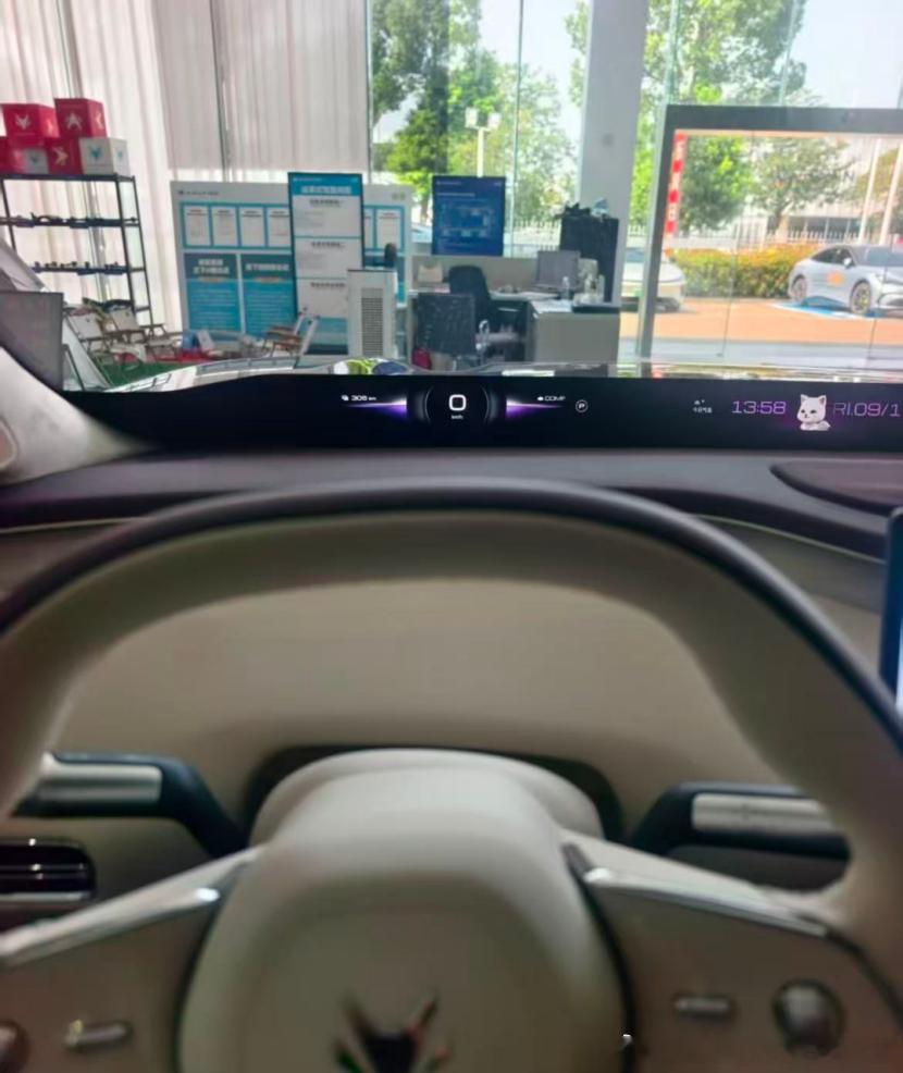 一直在筛选适合全家使用的电车，接连逛了好几家门店，对比多款车型后，停下来细细体验极狐阿尔法T7。很难想象一堆大牌硬件加持，起步才13.28万。

触摸车内内饰，用料做工看得出用心，不会有廉价感。上手操作车机，切换应用、呼出功能反应流畅，双AI智能体交互体验很顺手。静态观摩底盘结构，CDC减振器 ​