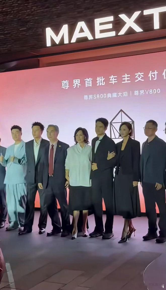 #余承东上海交付新车#亲眼见证国产高端车型的成长，两款尊界新车在上海完成交付，亮眼的销量数据足以证明，国产新能源车已经具备和顶级豪车比拼的实力。#国产新能源车站上百万级MPV赛道# ​