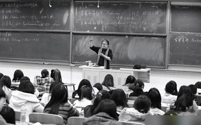 刘欢63岁病逝，丧事从简不留遗憾，千首歌留下我们。