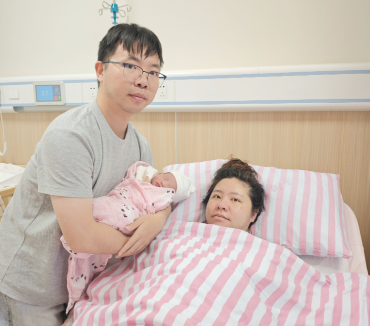 你好，丹阳建敏！首位！今晨报到！
【来源：丹阳日报】
10月1日7时56分，随着一声响亮而清脆的啼哭划破宁静，丹阳市人民医院产科迎来了今年我市第一位“国庆宝宝”。这是一名体重3670克的健康女婴，她的到来为节日增添了无限的喜悦与生机。据统计，截止到记者发稿时，仅在10月1日当天，该院产房共有4名新生