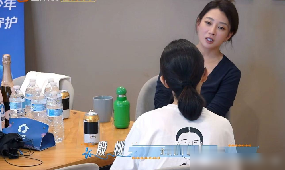 殷桃居然跑去《花少》南美季了，不是去炒话题，是去干活。
停工两年，把家里的事扛完，回来接的第一个活就是27天的高强度真人秀。路透生图里，眼角细纹全在，不遮不掩，穿件米白衬衫配卡其短裤就上飞机了。
总导演问感受，她说一开始挺忐忑，后来就自在了。镜头拍到她问邓为：你喜欢吃什么？没端着，也没硬造人设。