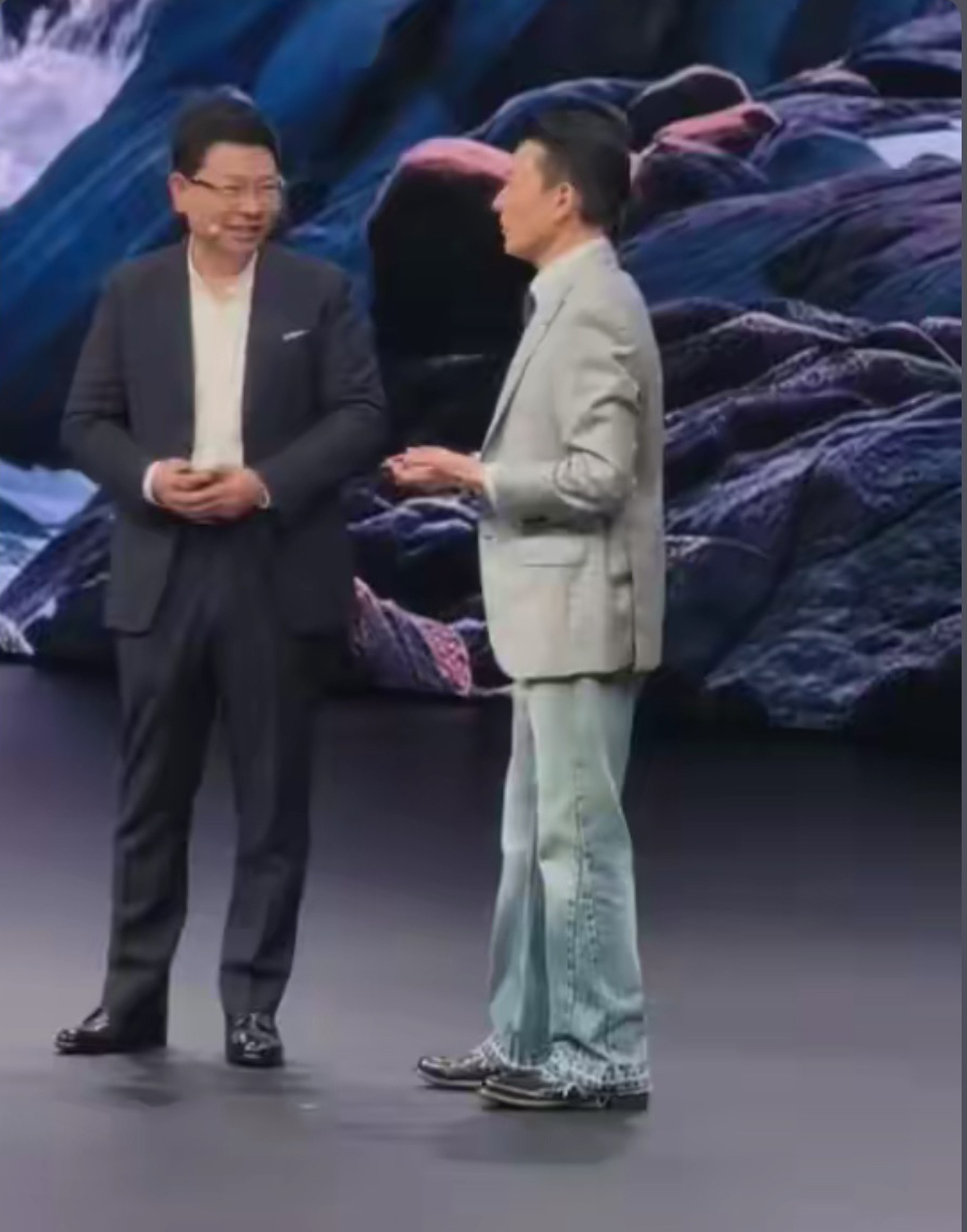 刘德华现身华为发布会站台，那句“不好用不要找我”刚一出口，台下瞬间笑作一团，转瞬间就冲上了热搜。
他半打趣地补了句“找余总”，明着是把锅甩给余承东，实则是被2022年奥迪小满广告的事坑出了阴影。当时他出镜念的侵权文案压根不是自己写的，结果全网都盯着他的脸指责，最后奥迪出面道歉、北大满哥发起维权，他平