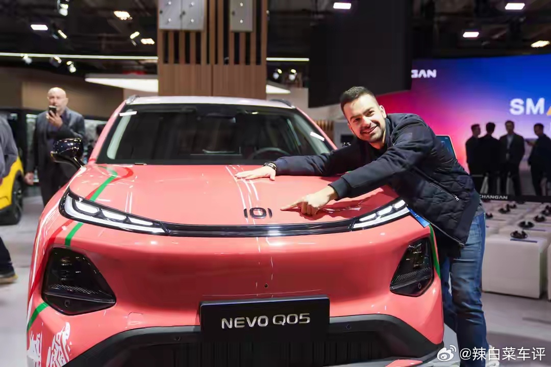 10月12日巴黎车展，长安启源以CHANGAN NEVO品牌完成欧洲首秀，正式进军欧洲市场。现场展出Q05、Q06、A06三款车型，Q05计划年内率先登陆欧洲，2027年初落地西班牙、意大利。至此启源、深蓝、阿维塔三大新能源品牌全部布局欧洲市场。长安带来蓝鲸超擎混动、金钟罩电池等自研技术，推进本地化营销与服务建 ​