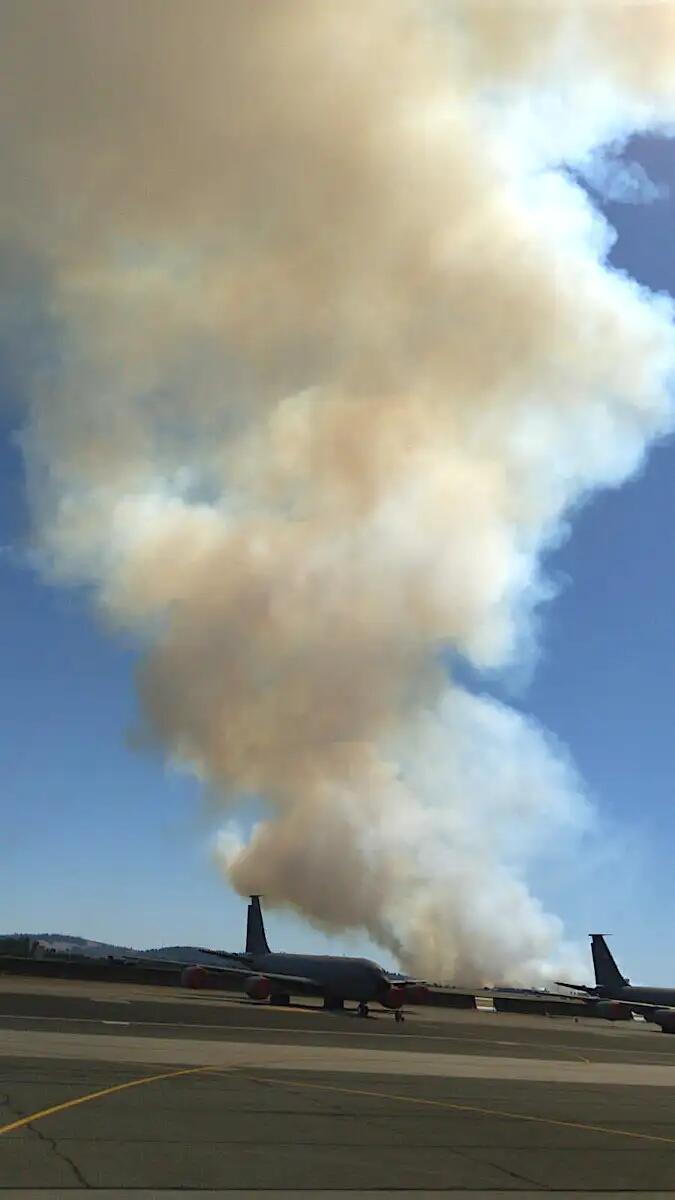 美國森林大火燒到軍事基地邊上 停機坪上還停著大量加油機-圖2