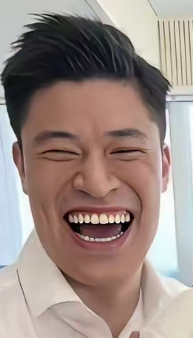 梁家辉的女婿，我怎么看了眼晕犯迷糊？
偶然刷到梁家辉的家庭合照，真的瞬间被惊艳到，甚至有点视觉错乱的感觉！画面里的梁家辉儒雅温柔，笑容温润，女儿灵动可爱，嘟嘴的模样格外俏皮。最吸睛的当属一旁的女婿，也是整张照片的笑点担当。
他完全没有娱乐圈女婿的精致刻意，大方咧嘴大笑，氛围感直接拉满。不像很多人拍照