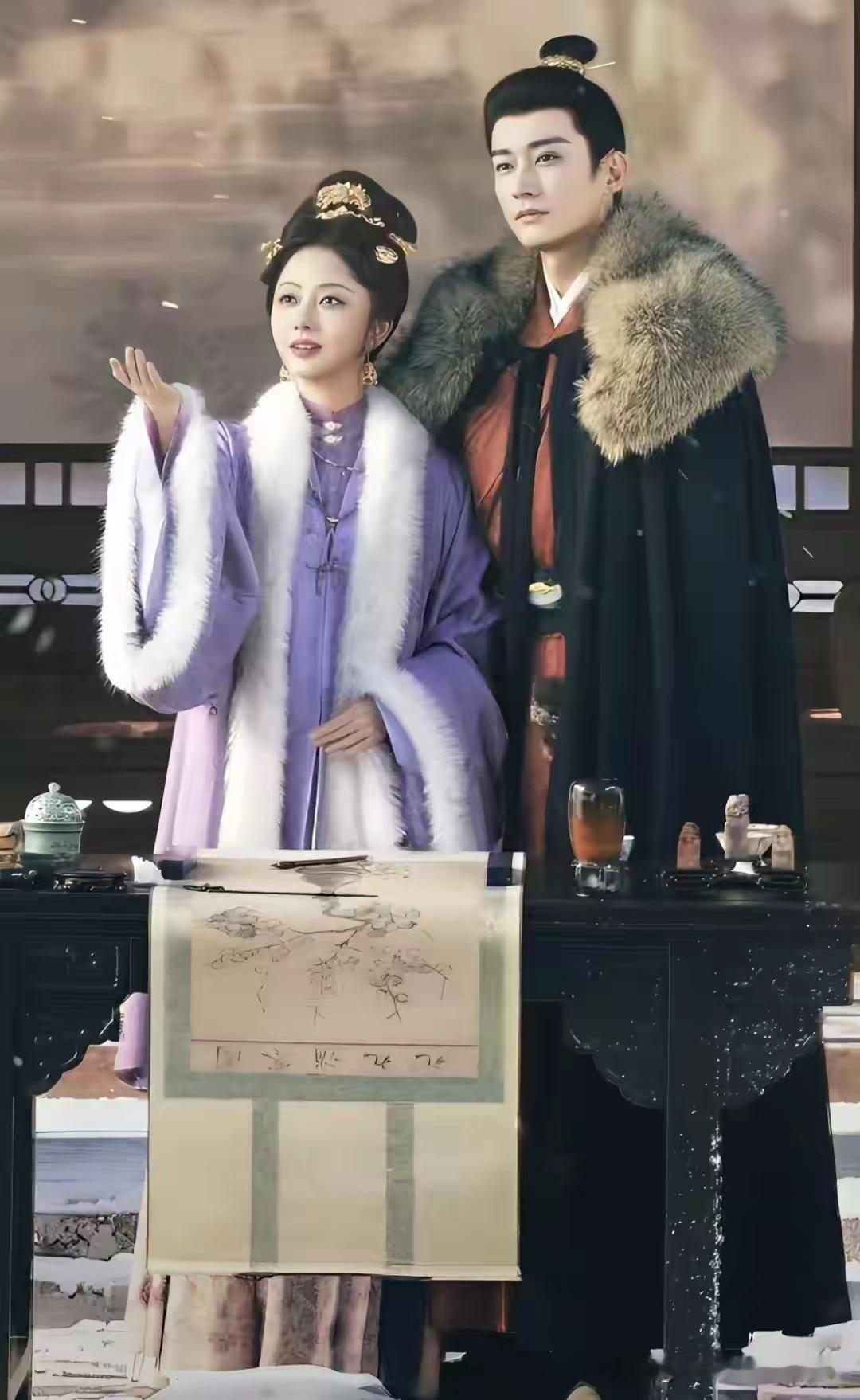 《兰香如故》核心人物深度解读
一、沈嘉兰（化名许兰香，谭松韵 饰）：跌落尘埃的兰草，韧性自持的复仇者
身份与命运底色
她原本是大学士府嫡长孙女，出身名门、知书达理，与林锦岐早有婚约，是锦衣玉食的世家贵女。沈家蒙冤被冠以谋逆罪名满门覆灭后，她被受过沈家恩惠的许万全夫妇救下，顶替病逝的许兰香身份，沦为昔