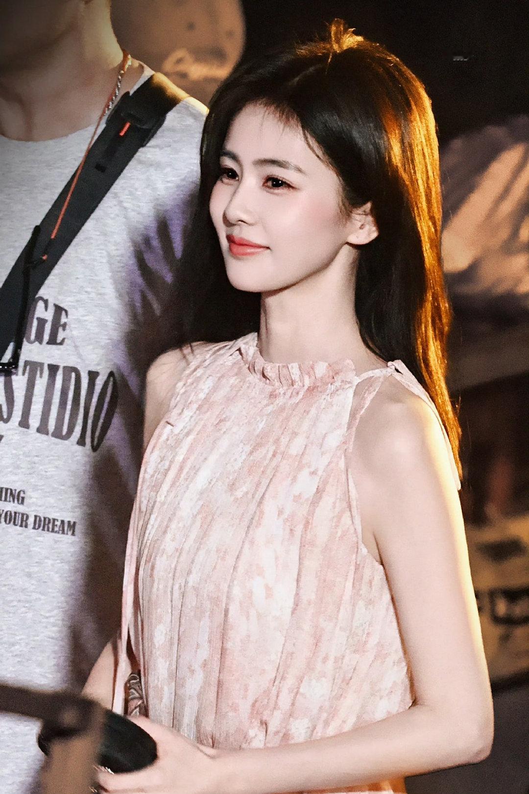 #白鹿走秀提鞋#
夜宵吃这个会不会太奢侈了[流鼻血][流鼻血]
提鞋抬眸完全是晕呐妈咪，走秀又好明媚，太美了（cr.logo） ​#娱乐[超话]# ​