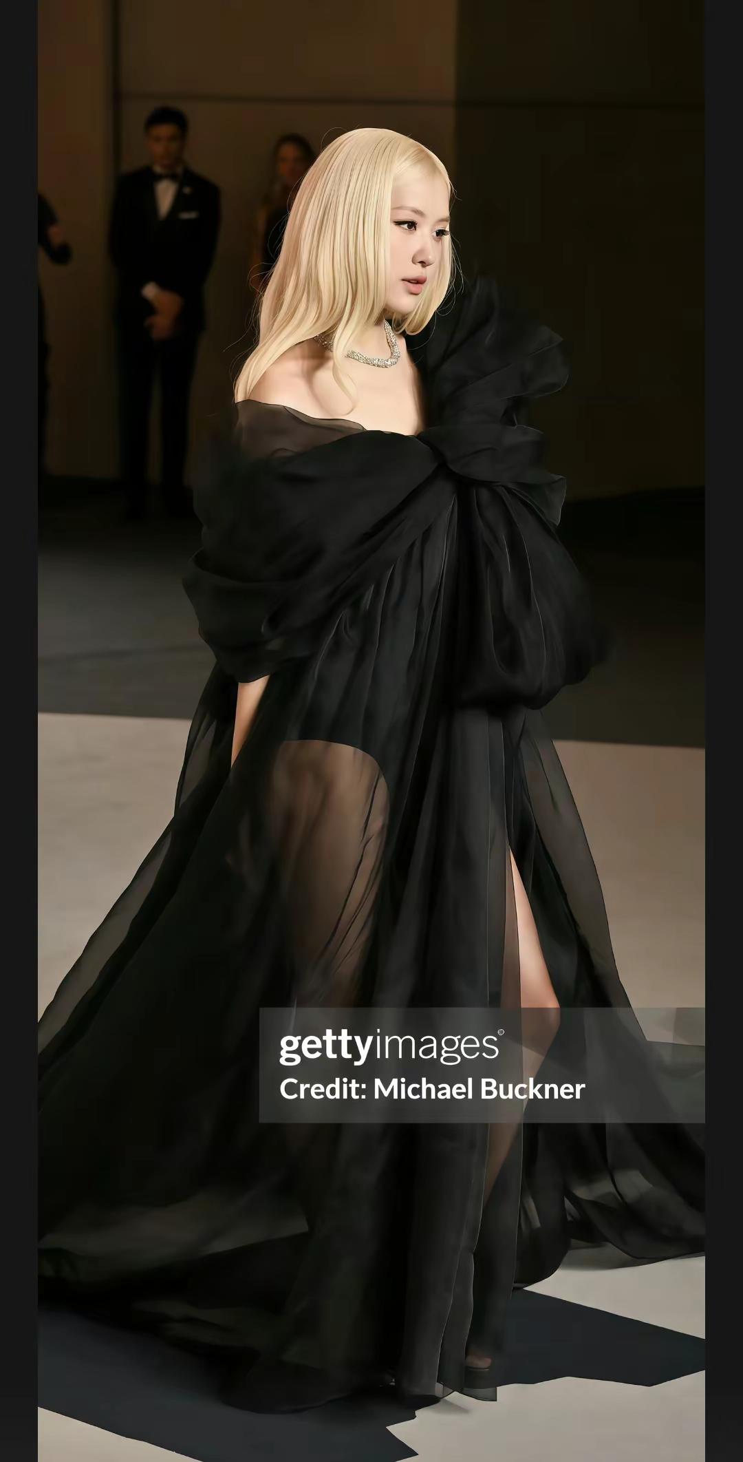 朴彩英亮相Academy Museum Gala rosé朴彩英 黑色礼服 rose气场全开 黑色超模裙