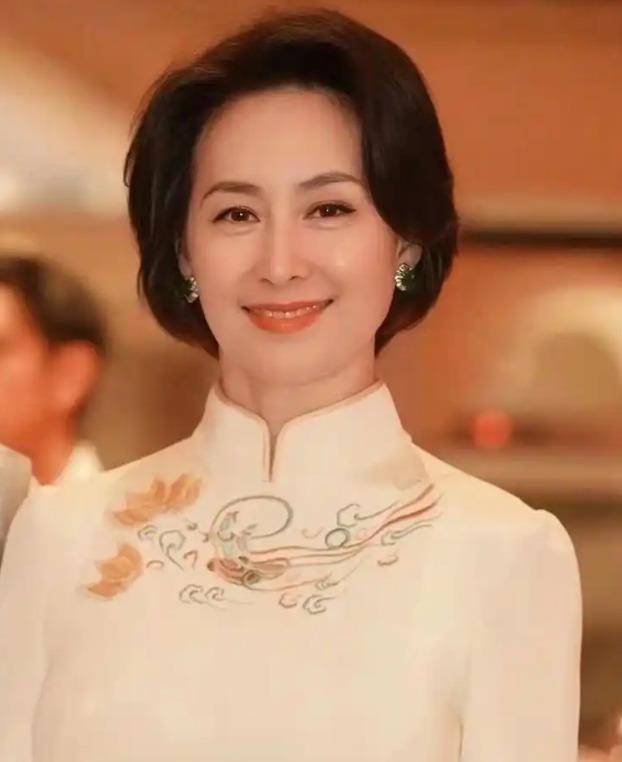 何超琼2022年聊起1997年跟父亲打的那个赌，她说上海15年能追上香港，赌王摇头说50年都不行。如今看数字确实反过来了，2025年上海GDP差不多是香港的1.86倍。但何超琼自己补了一句挺实在的话，她说俩人都错了也都对了，因为这压根不是一场比赛。香港的服务业占比九成多，金融、跨境财富管理这些底子还