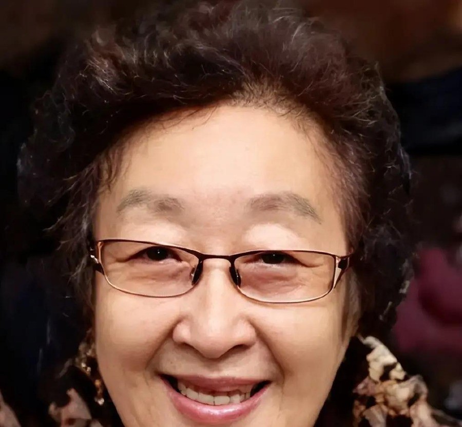 93岁彭玉去世不到2小时，67岁再婚嫁亡夫姐夫被扒，16年倒贴养家的旧账翻出，这波操作让人心里不是滋味
中视协演员工作委员会的讣告写得极其克制，全文只有一行字：彭玉老师于2026年10月7日10时27分在珠海安详离世，享年93岁。没有煽情，没有生平回顾，连一个修饰词都没有多给。
可这条讣告发布后不到