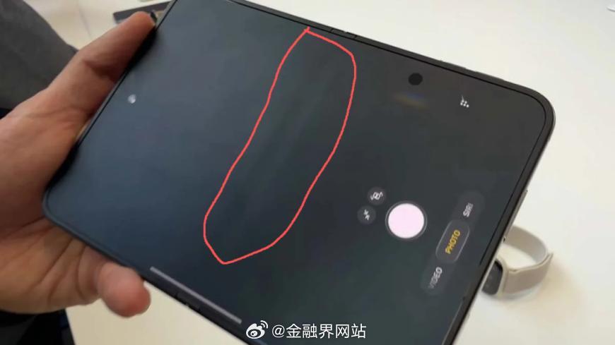 【iPhone Duo上手即断裂，苹果对富士康失去掌控了？】 苹果首款折叠屏iPhone Duo上市不到一周，就被曝多起开合时屏幕异响、裂纹、黑屏故障，故障源于铰链内支撑杆未正常回缩顶损屏幕。富士康是该机独家整机组装方，铰链总成集成、公差控制等责任由富士康相关合资主体承担。文章回溯苹果自初代iPhone起 ​