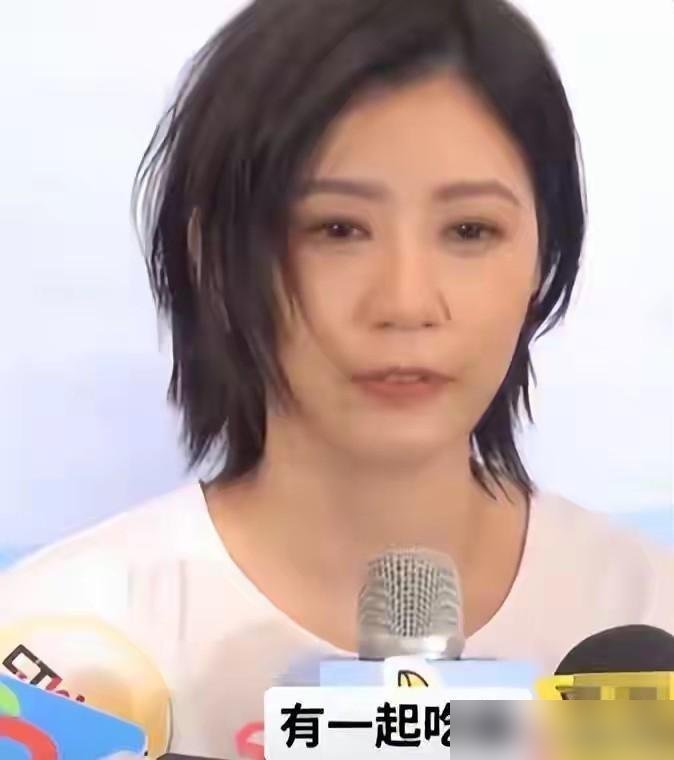 女儿晒十指紧扣照，贾静雯被问怕不怕未婚先孕。
她只回了一句：我信任她。
记者追问男方怎么样，贾静雯说贴心，有绅士风度，见面会主动帮她拿东西。没有皱眉，没有说教，更没有当场黑脸。
刚在马来西亚跟张孝全拍完戏，顶着短发就飞回台北做公益。前脚有人造谣她跟26年老粉闹掰，后脚经纪人辟谣：那只是个热心粉
