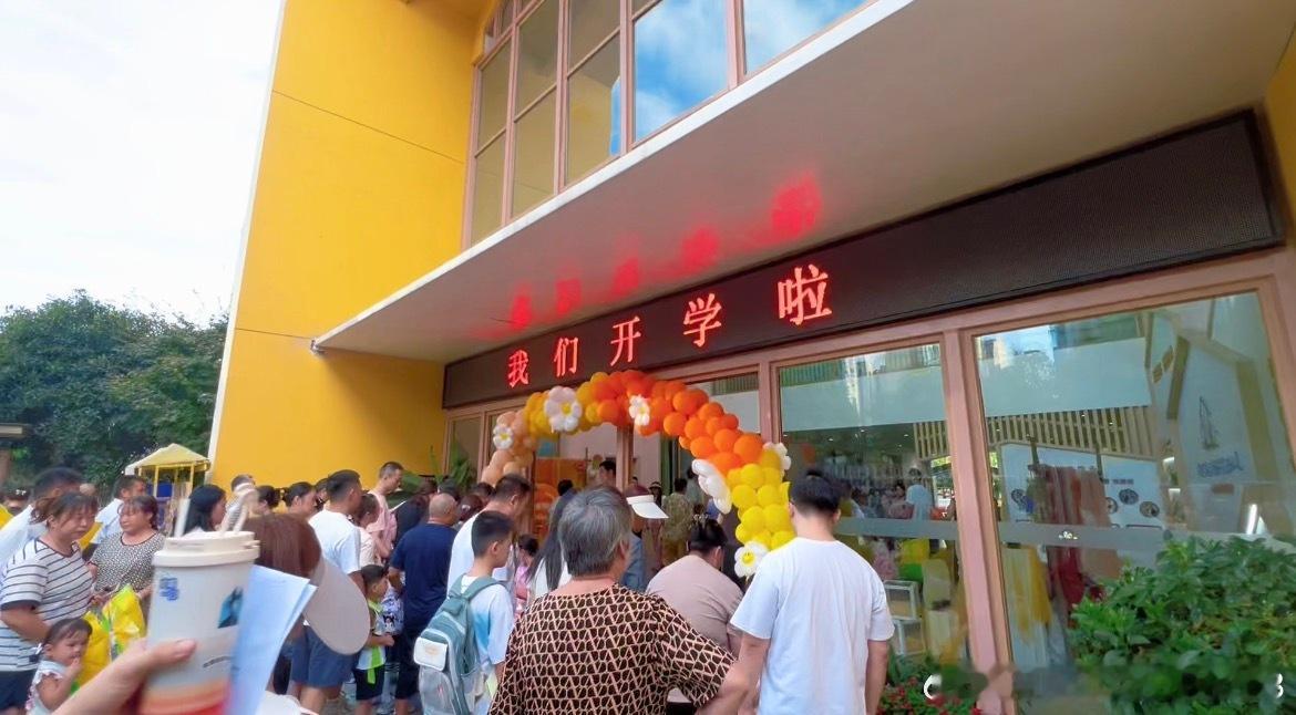 今早开着昊铂送闺女开学，后排刚升级的儿童座椅软乎乎的，她抱着新书包窝在窗边，晃着腿听儿歌。车机屏幕里的动画还在播，她却歪头望着窗外的梧桐树笑，阳光透过超大的天幕铺在她发顶。到校门口她蹦着下车，回头挥手时，我在后视镜里捕捉到她沾着奶渍的笑脸——这就是开学最棒的开场。#好友玩昊车# ​