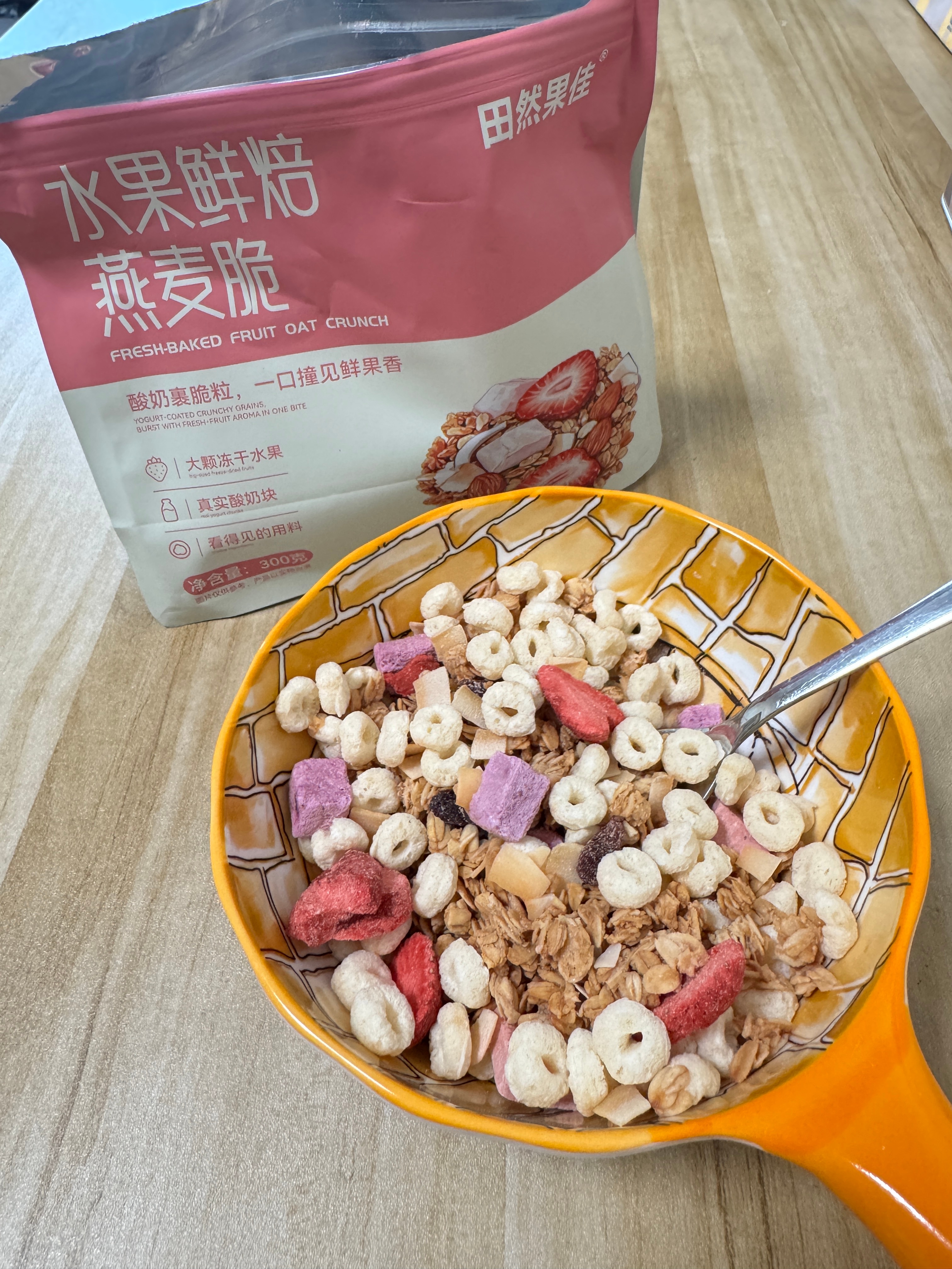 果佳这次的新品麦片可以期待一下[憧憬]暑假我们去果佳参观的时候，老板的办公室里有各种各样市面上麦片的样品，他们还在比对调试。今天终于吃到最终版本了，看里面的水果冻干这么完整大颗就知道用料很扎实，19.9一袋，可以顺便来一袋一起试试。 ​​​