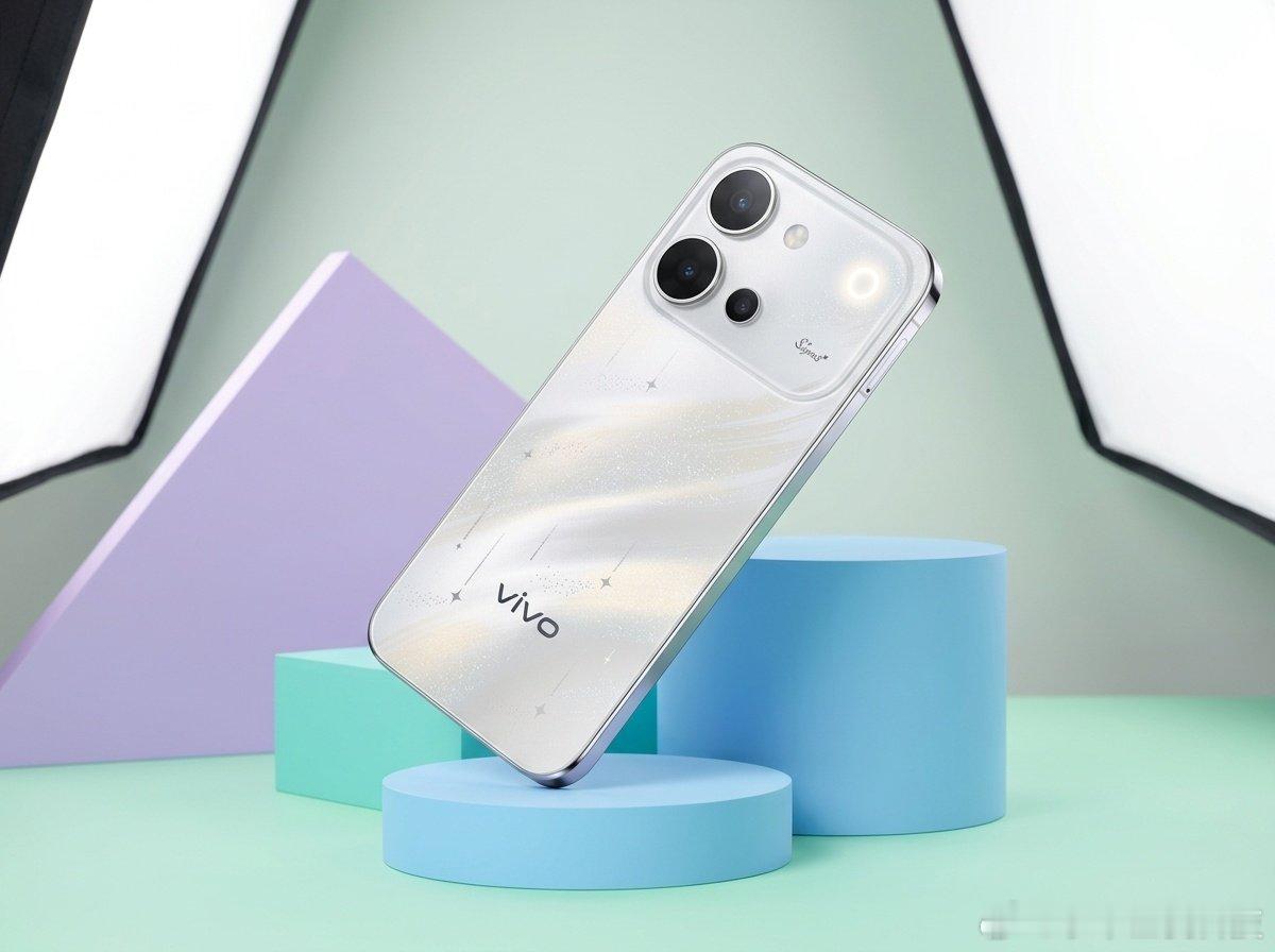 vivo S60开箱，终于拿到vivo S60的星星海配色了。这个配色是真的喜欢，背面有各种星星点缀，是银河洒下的心愿，非常的有意思。最值得期待的是4K 原生感Live、星光Live等等，等我来试试后续的效果。

#vivoS60 ##vivoS60星星海##vivoS60原生感4K实况# ​