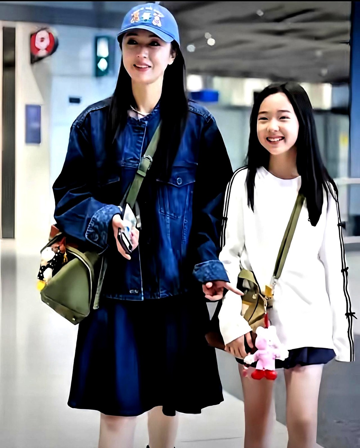 同样是单亲带娃，一个把孩子藏得像机密，另一个却把闺女拽上了走秀台。

佟丽娅捂了儿子好几年，面对镜头永远只给个背影，生怕漏了一点风声。董璇反着来，踩着高跟鞋领着小酒窝到处走秀串场，母女俩活生生处成了通告搭子。

我跟当老师的闺蜜聊起这事，她一针见血。佟丽娅选了留白，给孩子圈个干净院子图个安稳。董璇选