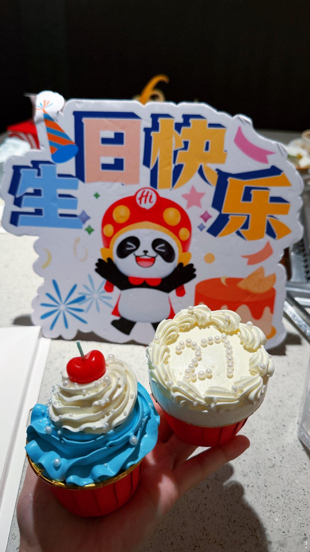 #王俊凯[超话]# 9月21号哥哥生日快乐哟～
你的27岁 我们的第13年 很高兴认识你My Wang
好同事约吃的海底捞然后我买了蛋糕一起吃还分享了给海底捞的小哥哥.小哥哥说很好吃😋
哥哥生日的一天麻烦分享出来.要新鲜出炉的

从开始到未来只为王俊凯 ​