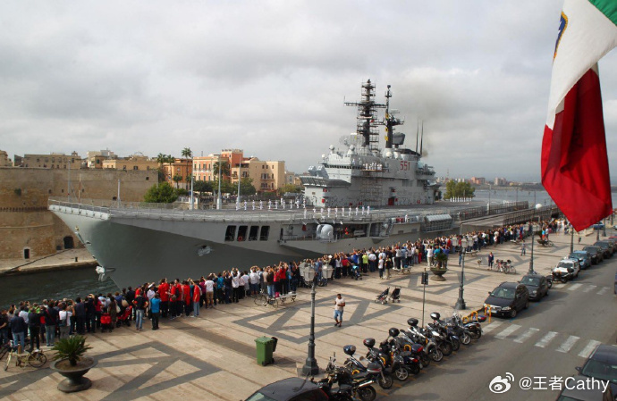 意大利海军“加里波第”号航空母舰在服役超过40年后，于今天离开塔兰托港，启航前往印度尼西亚。 ​​​"加里波第"号（C551）是意大利战后第一艘航母，于2024 年10 月 1 日正式退役，12 月 31 日转入预备役。满载排水量约 1.38 万吨，曾长期是世界上最小的航母。意大利已批准将它无偿捐赠给印尼，原预 ​