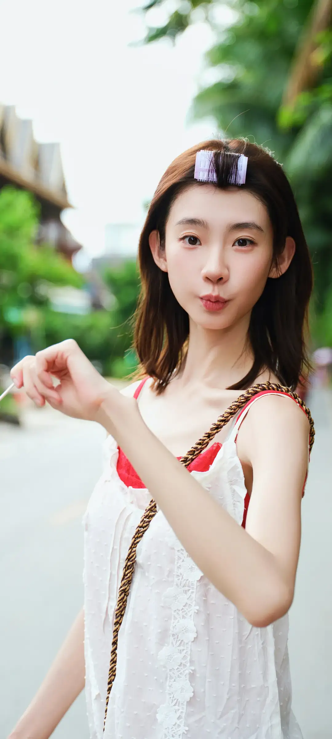 这个女生正在吹泡泡呢。 (张艺凡)