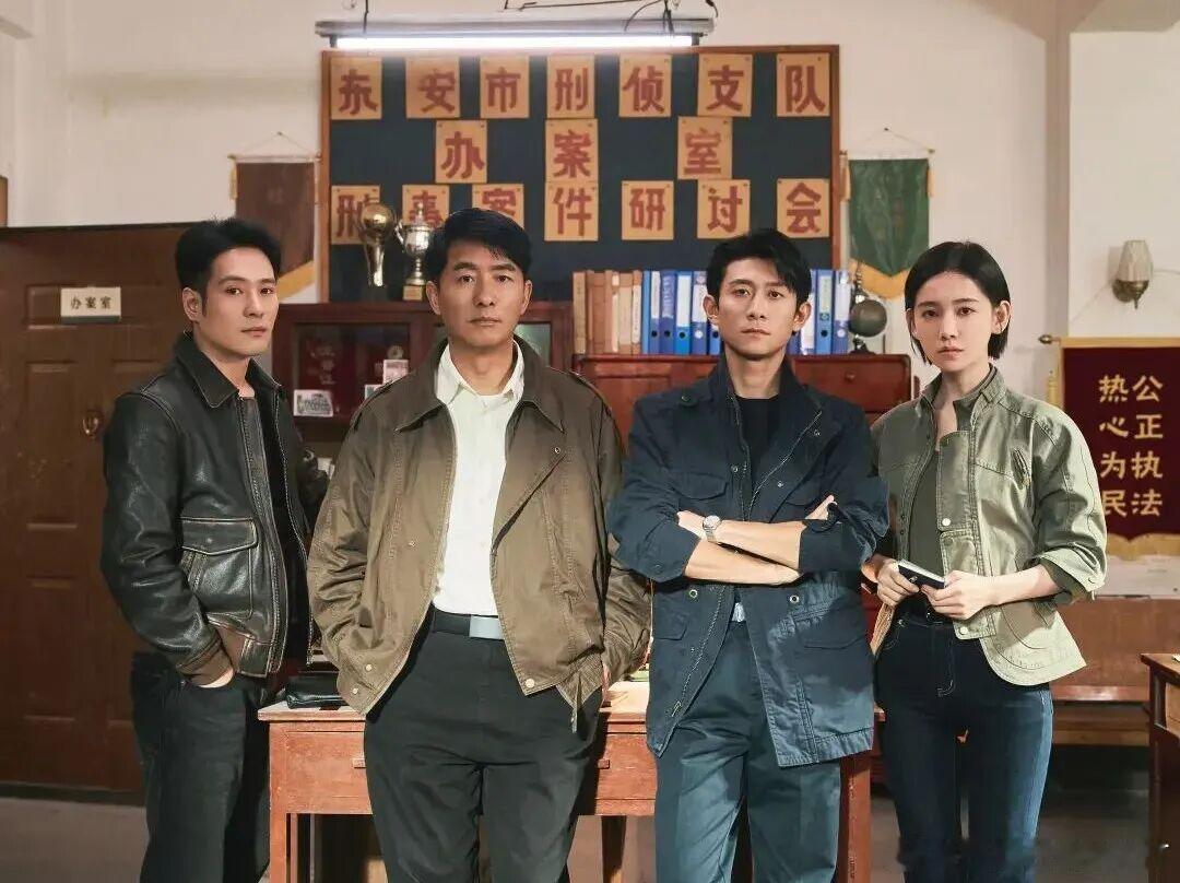 冲上热搜！《重案六组》上新，满屏呼唤：“还我季洁！”
爷青回还是意难平？
“重案六组”四字重现荧屏
剧迷们却吵翻了
各种声音刷屏社交平台
相关话题更是在深夜登上了热搜
8月31日，由张一山、李沐宸、郭晓东领衔主演的《重案六组：消失的警号》开播，剧中，李沐宸饰演的主角季洁引发网友热议，“还 ​