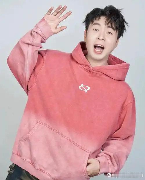#杜海涛15年前就在搞抽象了# 网友考古翻出杜海涛旧素材，混搭造型加上搞笑语录，各种操作出人意料，放在现在看依旧很有节目效果。#考古的风也是吹到了杜海涛# ​