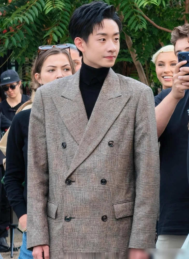 常打斯诺克的，怎么把身材练成了男模。
吴宜泽去伦敦Burberry大秀，一身棕色格纹大衣往那一站，肩宽腰细，比旁边不少明星还扎眼。跟吴磊同框候场，气场一点没输。
他在场上打球什么样各位清楚，瘦高挑，现在明显是下了功夫练的，肌肉线条全起来了。斯诺克看着静，实际对核心力量要求极高，身材稳了，出杆才硬