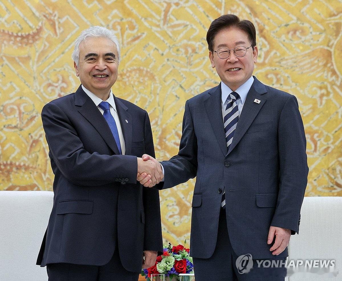 【李在明接见国际能源署署长比罗尔】韩国总统李在明17日在总统府青瓦台接见到访的国际能源署（IEA）署长法提赫·比罗尔时表示，韩国将为国际能源署的战略方针提供全力协助。 #国际能源署##韩国时局##李在明# ​