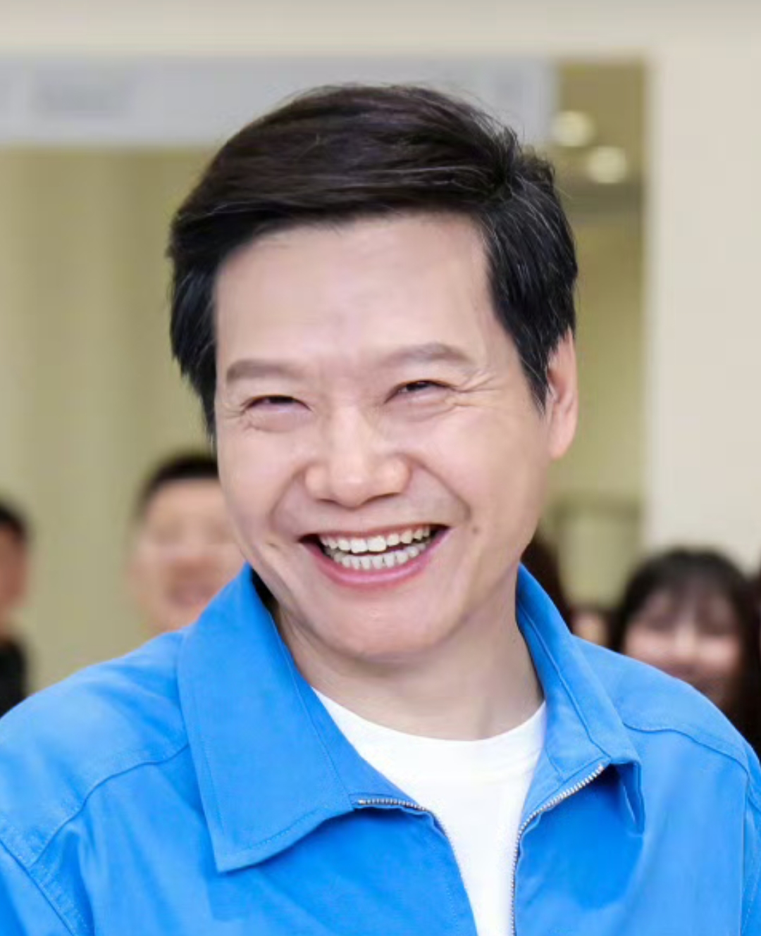 雷军发微博分享日常，雷总还是那么接地气，别人假期都晒美美的度假照，雷军去地里挖红薯去了，满满一袋子！
刚刚雷军晒出几张在大棚里的照片，发微博并配文亲切与网友互动：大棚采摘，大家看看我摘了点啥？
图一是一张大棚远景，看起来干干净净整整齐齐，好治愈啊，突然这一大袋子红薯好新鲜，仿佛闻到了泥土粉芬芳，图二