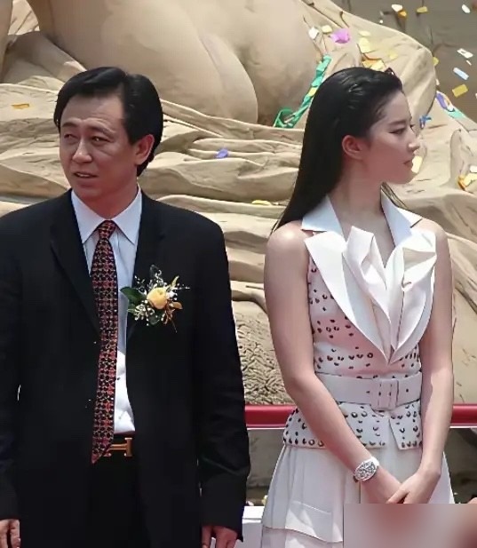 刘亦菲这两年又被人编排上了，这回的版本是，她手里的代言和影视资源，全是公司给安排的，背后站着个叫老许的大佬。


我把那些帖子翻了个遍，通篇疑似、据说、网传，没一条能落到实处的。

看新闻里说，她现在手里的现役代言有16个，LV、宝格丽、瑞幸这些牌子都还在。前阵子有人传她掉了4个代言。

瑞幸那边啥