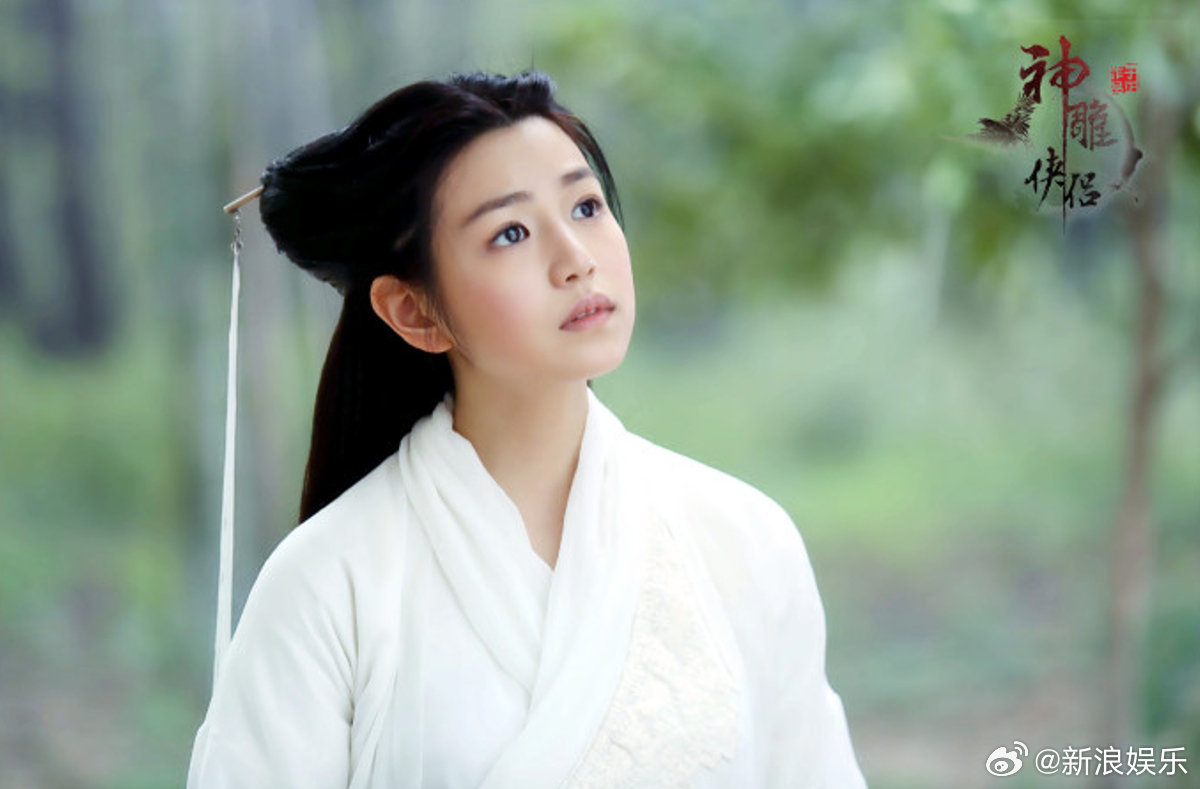 #旧爱浪# 2014年《神雕侠侣》，陈妍希饰演小龙女，容貌绝色，武功高强，内心强大，自愈力强，“我心中只有过儿一个。”#陈妍希演的小龙女# ​