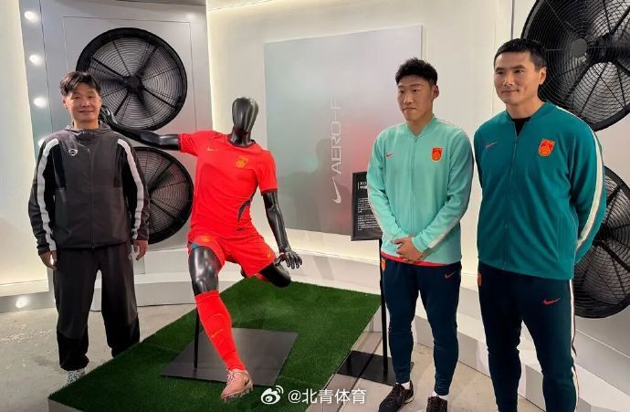 国足2026年全新主客场球衣已于3月19日正式发布，主场延续经典红金配...