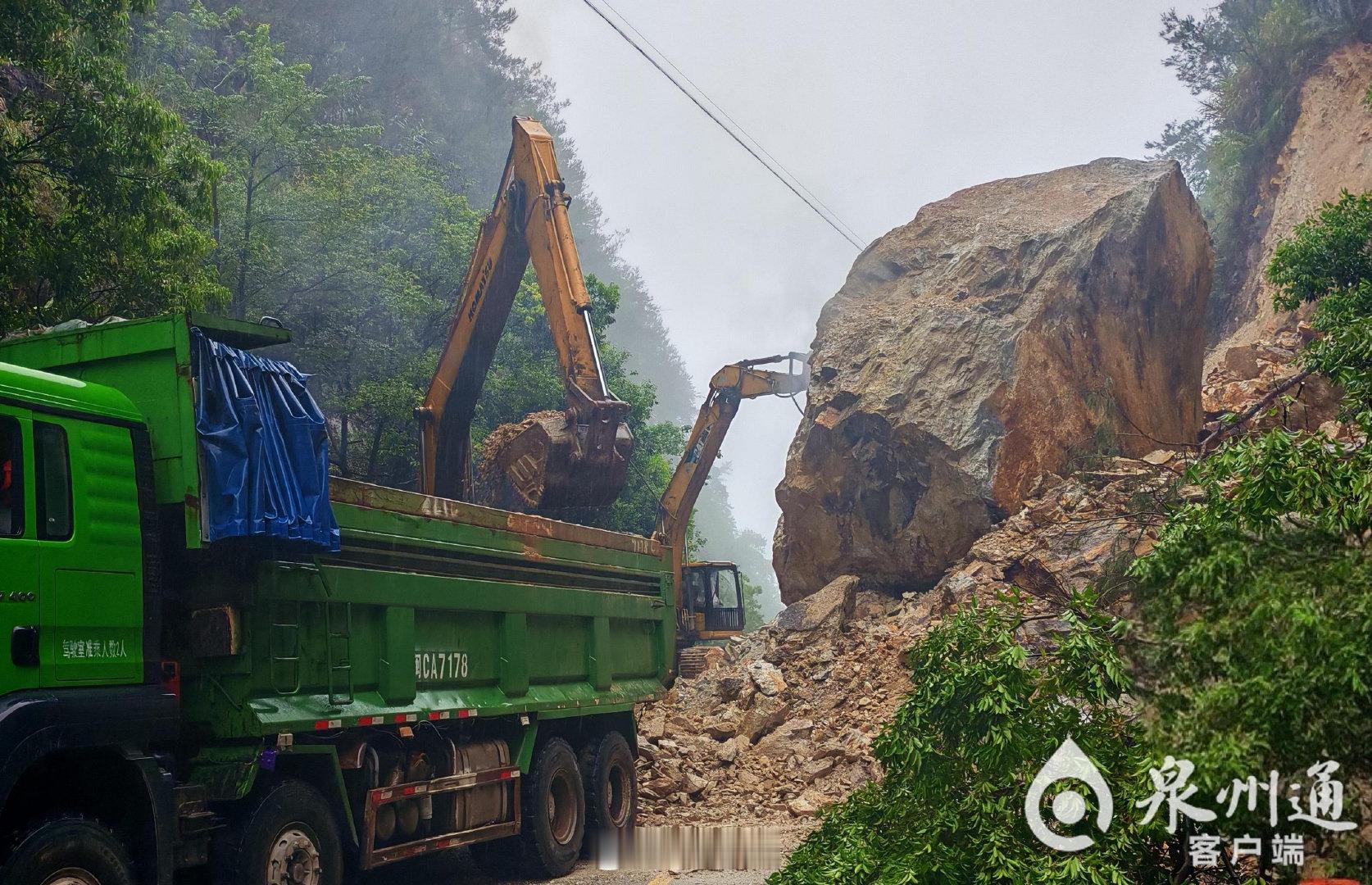 【争分夺秒！永春县公路中心抢修溜方路段】近日，受台风“沙德尔”带来的强降雨天气影响，永春县普通国省干线公路多处路段发生溜方、泥石流、路树倒伏、道路积水等险情。截至9月3日上午9时55分，永春辖区内共计发生边坡溜方约39处，合计4231立方米。 ​