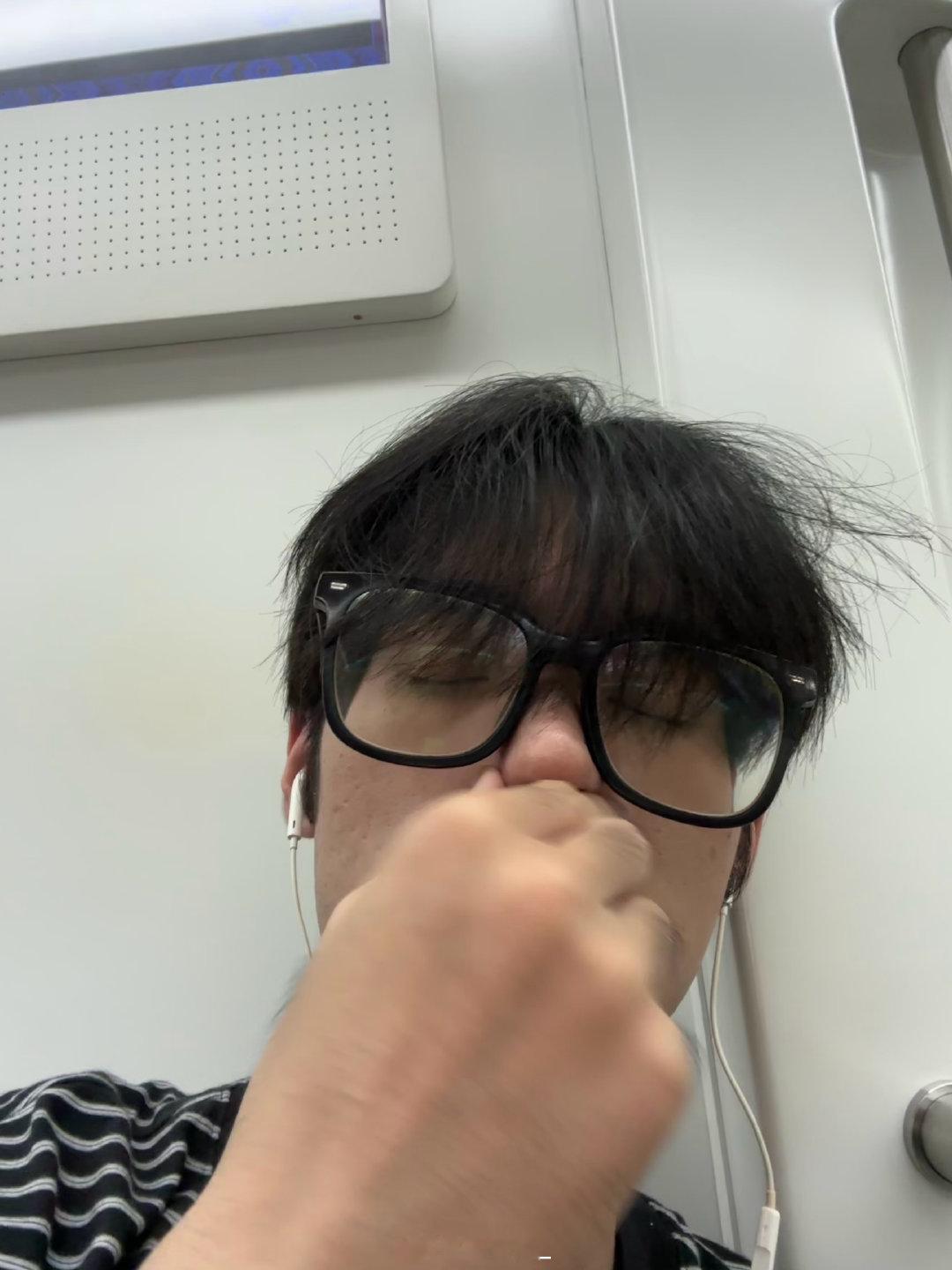 我坐地铁闻到烟酒味大叔belike： ​