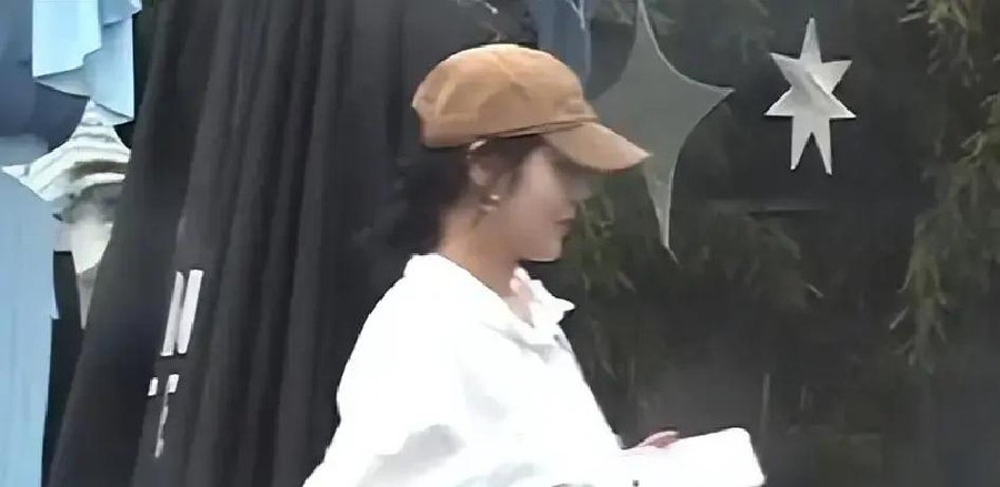 37岁张佳宁穿件宽松白衬衫被传怀孕，不到24小时网友连亲舅舅都编成孩子他爸了
9月21日娱记放出的一段北京街头路透，画面里张佳宁素颜戴棒球帽，穿宽松白衬衫配直筒牛仔裤，和助理走进咖啡厅。侧面镜头下小腹有隆起，走路步伐放缓、略微外八。就这么几帧画面，“疑似怀孕”四个字直接冲上热搜榜首-
这不是张佳宁第