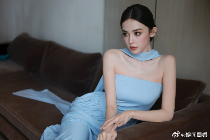 #娜扎这张脸拿什么输# 不光脸好看，肩颈线条也很出彩，整套造型优雅又亮眼#娜扎你有这张脸拿什么输# ​