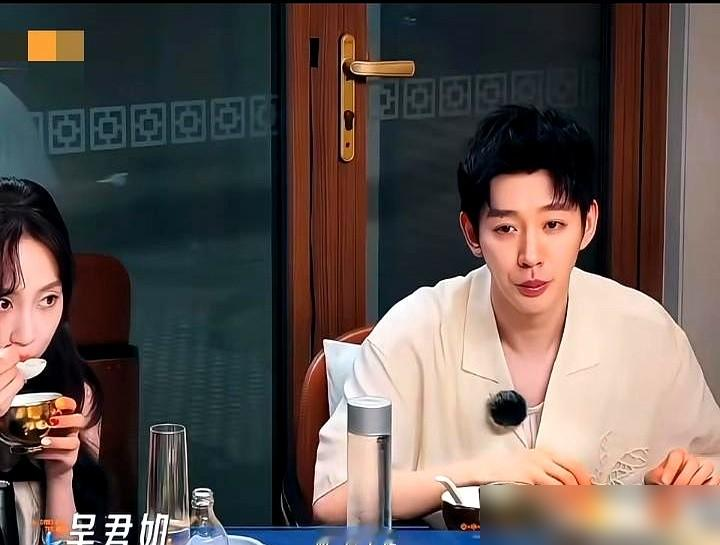凌晨四点被拽起来吊在几百米高的热气球上，腿软也得把活儿干完，这就是邓为。他跟王星越逗闷子，人家说像在家一样，他直接回你家有热气球啊，把那种又怕又得撑着的劲儿全抖出来了。王可拍他特写，他夸下颌线拍得非常好，王星越拍大景，他也能圆一句男摄拍景、女摄拍人，谁都不得罪。这人挺有意思，平时在家睡够九小时，瘫到