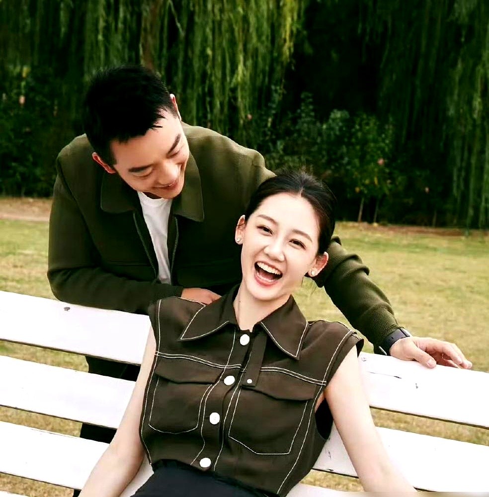 郑恺亲口交底，他和苗苗根本不是什么电光火石的一见钟情。

连生三胎，当初全网都在嘲笑苗苗倒贴。结果现在人家镜头一转，郑恺穿着旧衣服在地里刨土带娃。两人一个海外陪读一个干活，分工明明白白。

苗苗管这叫“仙人掌之爱”，俩人生生拔掉身上的硬刺才抱在一起。郑恺也直说，就是到了那个阶段，觉得这人待着舒坦，能