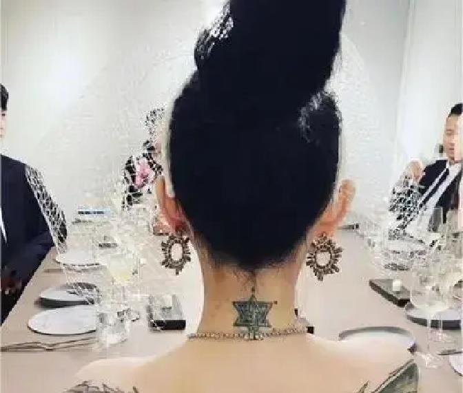 多少人搬好小板凳等着看后院起火，结果马筱梅轻飘飘一句话，直接把看热闹的嘴给堵得严严实实。
汪小菲前脚刚被拍到身边坐着个神秘长发女，网上立刻炸了锅，各种捕风捉影的猜测满天飞。
换作别人，可能早就委屈大哭或者发长文质问了。
马筱梅倒好，直播间里一边麻利地摆弄货物、照看孩子，一边嘴角带笑说了句大实话