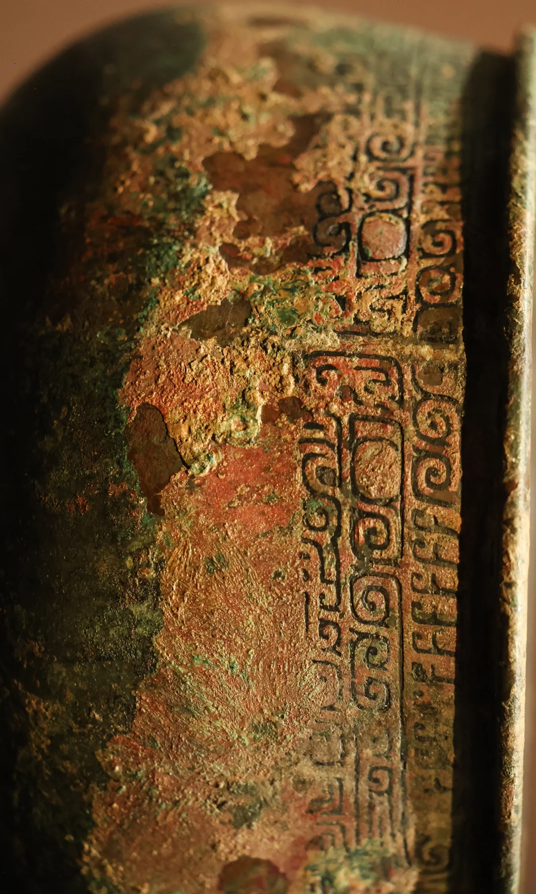 在一尊饕餮纹铜鼎上，看到时间的具象化