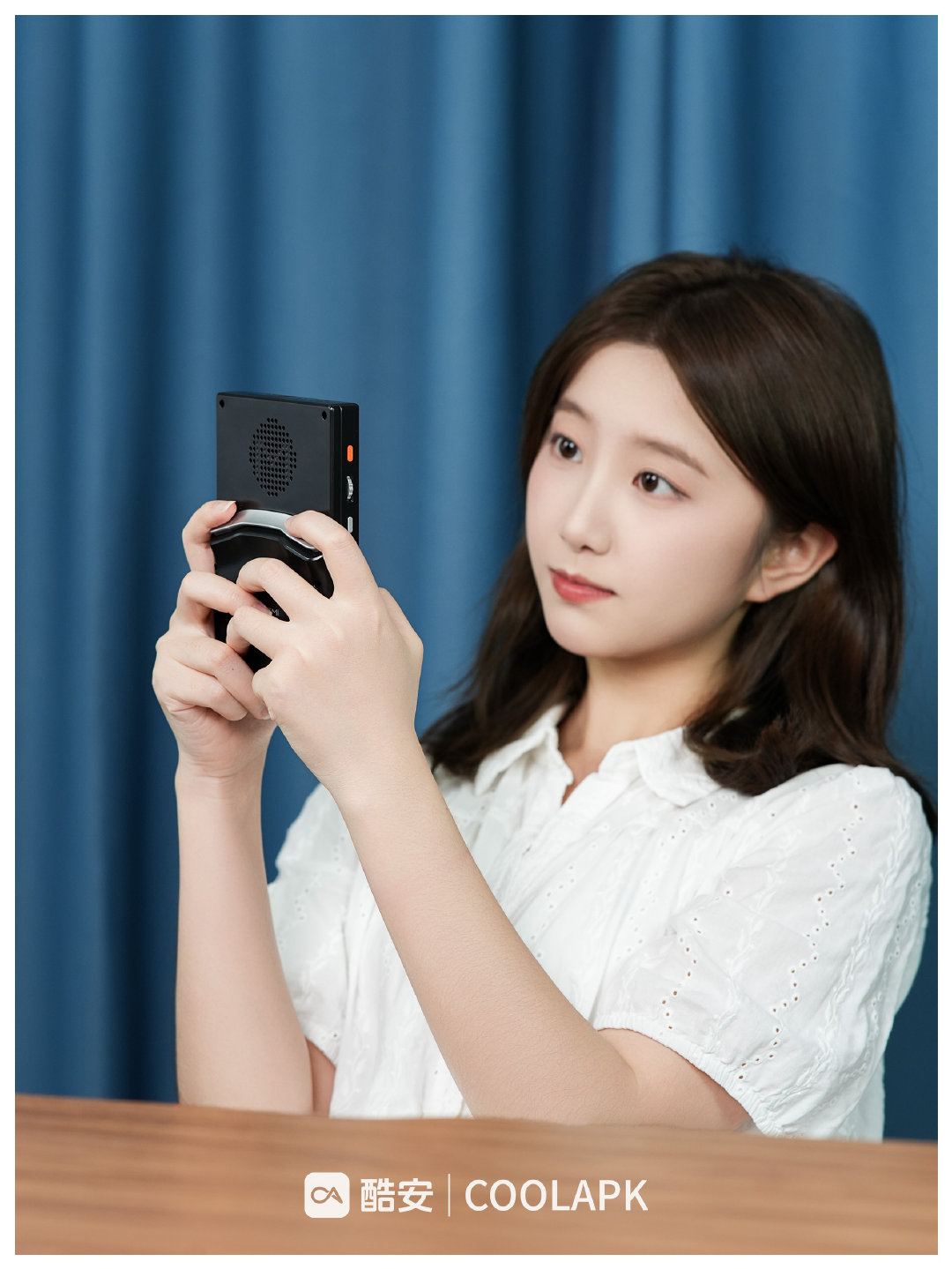 【#酷安数码# ｜MANGMI AIR Y PRO · 产品图赏】

MANGMI AIR Y PRO 是芒米科技推出的竖版安卓掌机，采用 4.2 英寸 4:3 IPS 屏幕，搭载高通骁龙 865 处理器，配备 5000mAh 电池，RGB 霍尔摇杆，内置主动扇热风扇，支持 WIFI 6/蓝牙 5.1，超级早鸟价 999 元起，将于明日限时开售。 ​