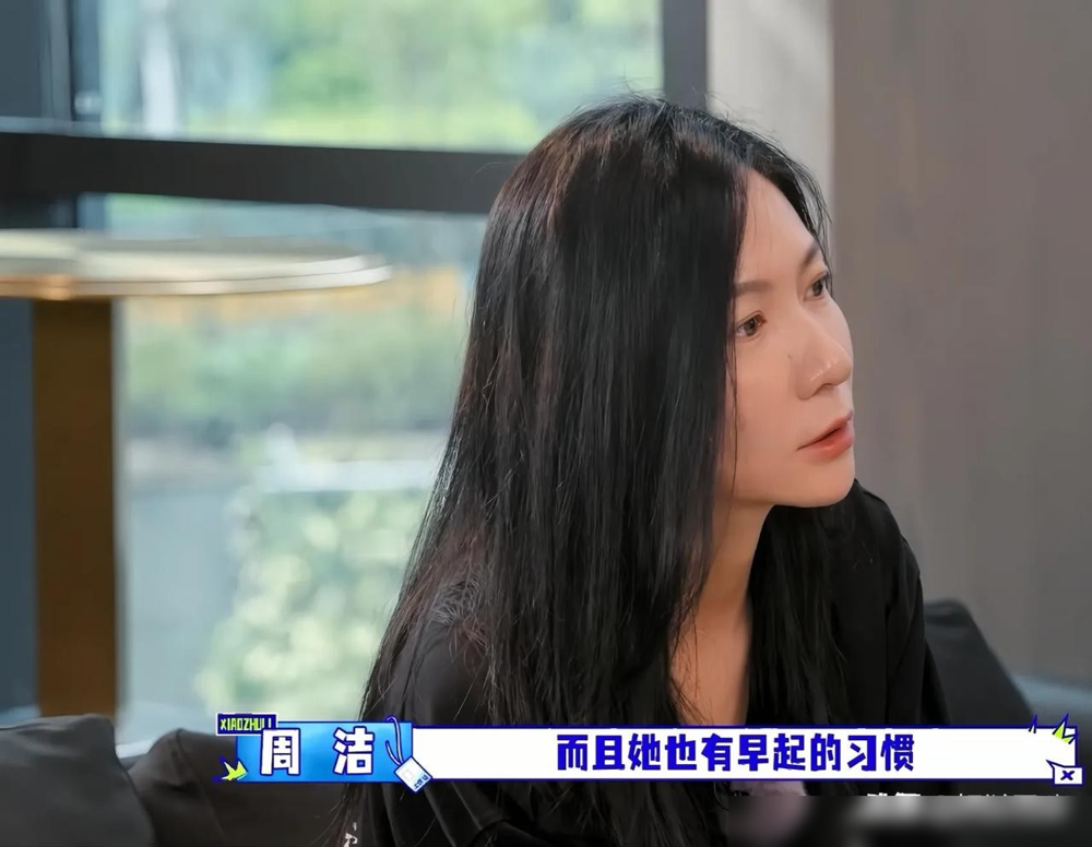 胡军和李乃文，被佟丽娅经纪人一句话整不会了。
让他们当临时助理，适应佟丽娅的作息：早起陪女儿晨读，自己化妆，节奏快得像打仗。俩人当场愣住，想起当年给瞿颖当助理，累到腿软，觉都睡不囫囵。
你以为明星助理是追星，其实是渡劫。月薪四五千，24小时待命，端茶拎包是基操，被骂被甩脸色是日常。有人被忘在高速