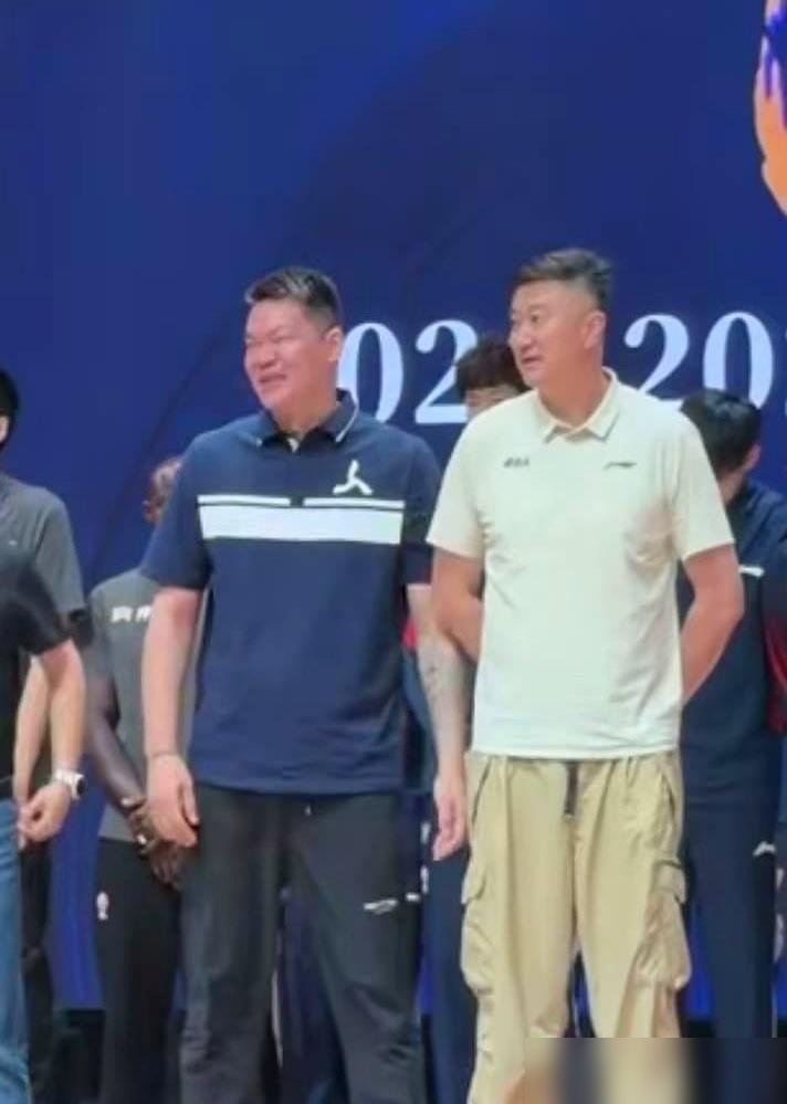 杜锋这肚子，现在全队都敢上手摸了。
搁以前当主教练，谁敢？现在转总教练，官宣才俩月，人直接胖一圈。出门散个步被拍，啤酒肚挺老高，球员见了不光笑，还伸手拍两下。
场边骂人的杜锋不见了，剩下个溜达的杜总。
更逗的是，新赛季他不坐教练席了，跑去当解说，揭幕战跟杨鸣坐一块儿聊球。两个过去在总决赛对喷的
